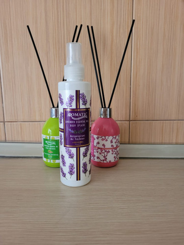 اسپری بادی اسپلش حاوی عصاره اسطوخودوس آروماتیک، محصولی مناسب برای ایجاد شادابی و تازگی در پوست میباشد. این محصول برای آبرسانی، شادابی و آرامش بخشی به پوست بسیار مناسب بوده و اثری آنتی باکتریال دارد.